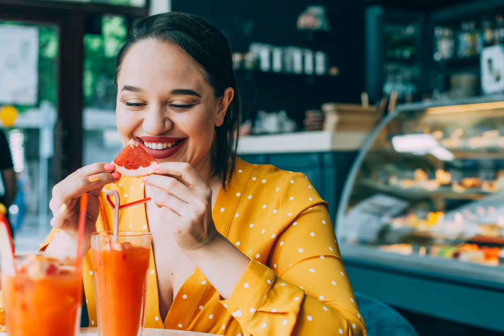 lady-eating-orange