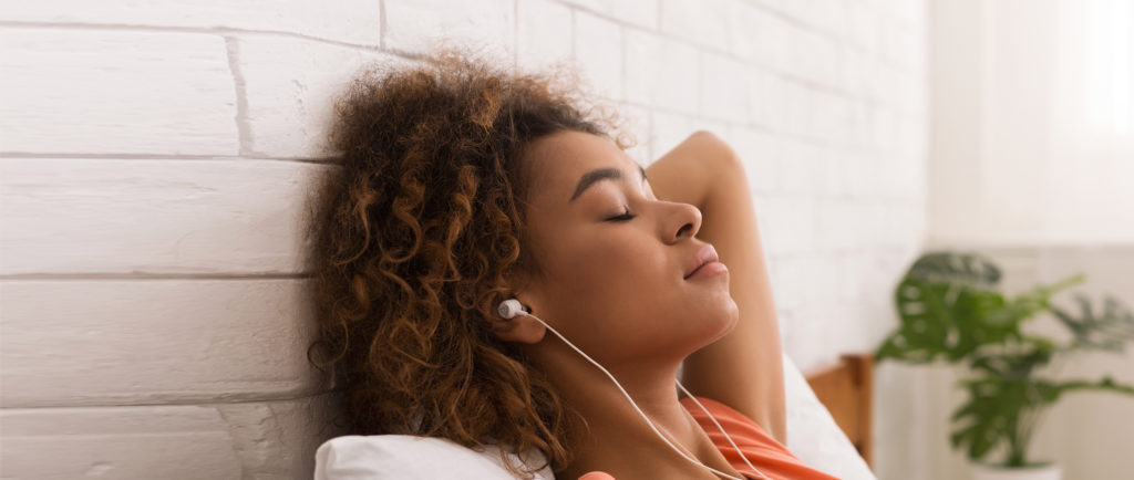 women-listening-to-music